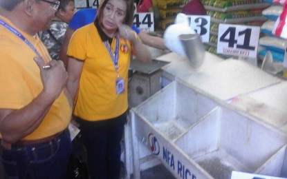<div>NFA-Bulacan Provincial Manager Elvira Obana (right) orders her staff to summon Anatalia Valentin, president of the Malolos Grains Retailers Association, to explain on the empty NFA rice box in her store <span class="aBn" tabindex="0" data-term="goog_596643460"><span class="aQJ">on Tuesday</span></span> despite having an allocation of the subsidized rice to be sold at PHP27 per kilo. <em><strong>(Photo by Manny Balbin)</strong></em></div>
<div class="yj6qo"> </div>